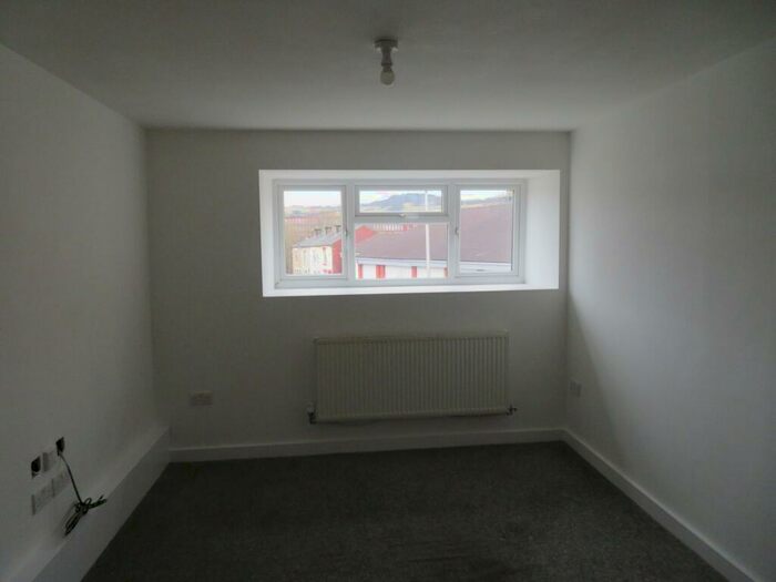 2 Bedroom Flat To Rent In Eastway, Shaw, OL2