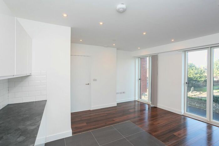 1 Bedroom Flat To Rent In Vicarage Road, Watford, Hertfordshire, WD18