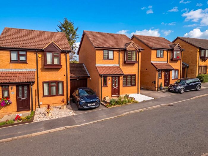 3 Bedroom Link Detached House For Sale In Little Orchards, Aylesbury, HP20