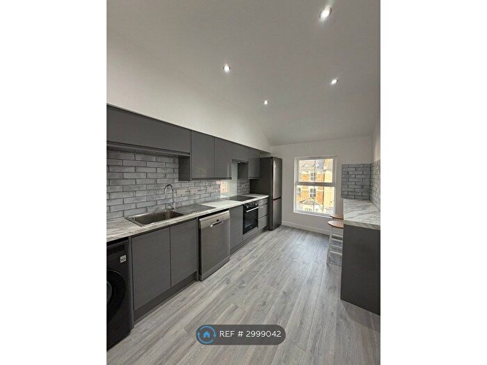 1 Bedroom Flat To Rent In Stanlake Road, London, W12
