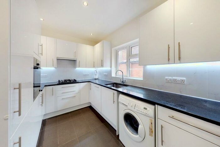 3 Bedroom Flat To Rent In Finchley Road, Golders Green, NW11