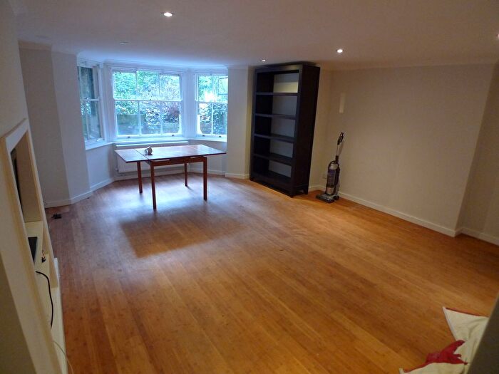 3 Bedroom Flat To Rent In Southampton Way, Camberwell, SE5