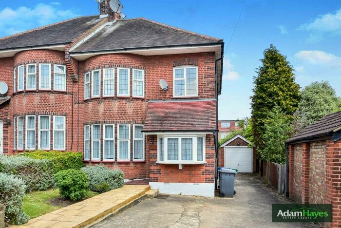 3 Bedroom Semi-Detached House To Rent In Saddlescombe Way, Woodside Park, N12