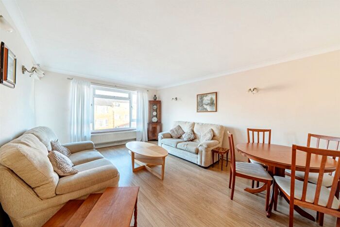 2 Bedroom Flat To Rent In South Mount, High Road, London, N20