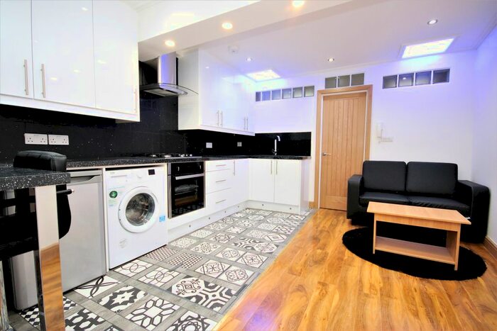 1 Bedroom Flat To Rent In Cambridge Heath Road, Bethnal Green, E2