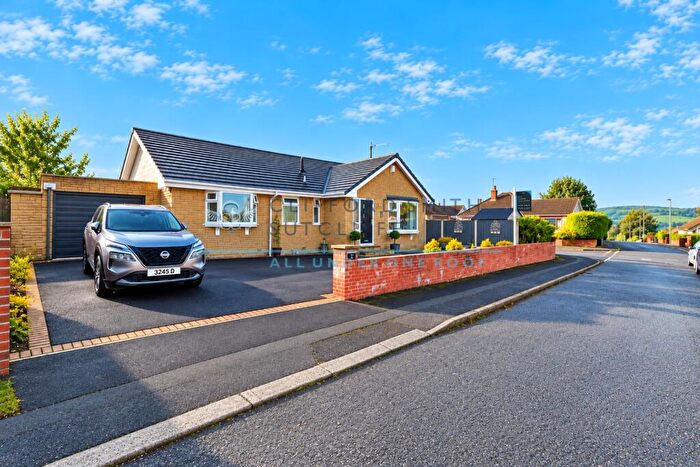 3 Bedroom Bungalow For Sale In Hillcrest Avenue, Cliviger, Burnley, BB10