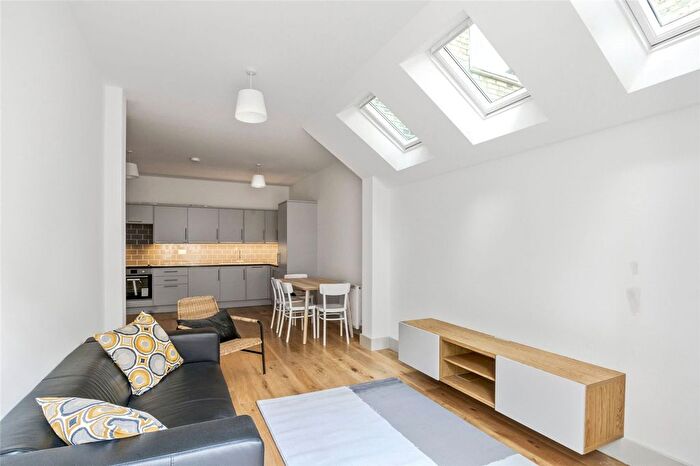 2 Bedroom Flat To Rent In Coverdale Road, Shepherds Bush, London, W12