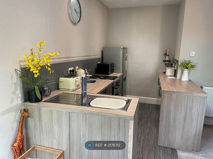 1 Bedroom Flat To Rent In Longlands Road, Dewsbury, WF13