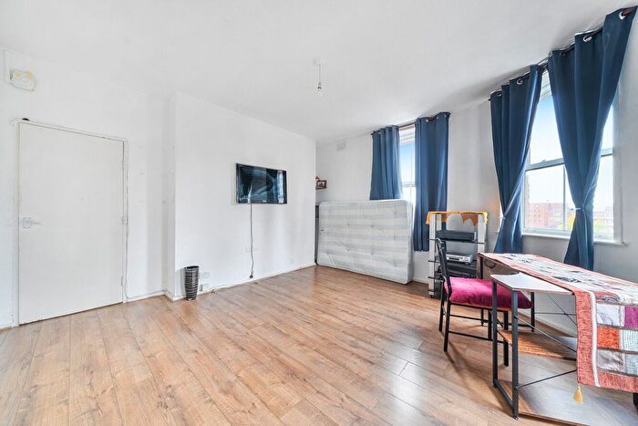 2 Bedroom Flat For Sale In South Lambeth Road, London, SW8