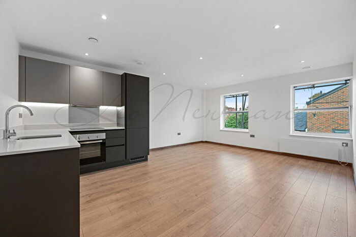 2 Bedroom Flat To Rent In Harvest Lane, Thames Ditton, KT7