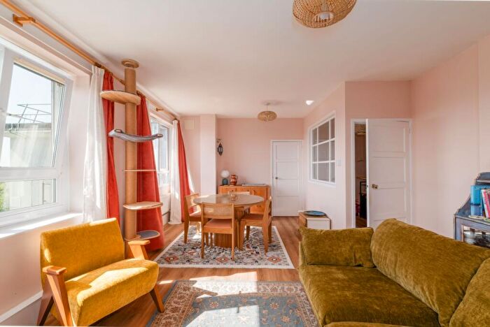 3 Bedroom Flat To Rent In Springfield Grove London, SE7