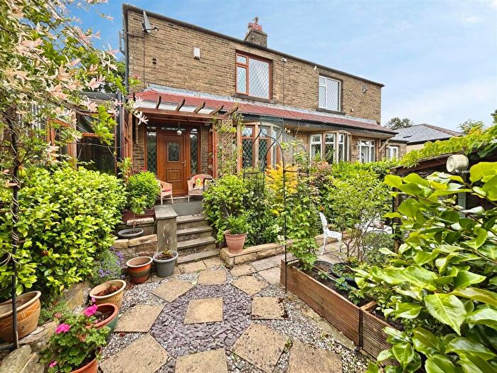 2 Bedroom Semi-Detached House For Sale In St. Pauls Avenue, Bradford, BD6
