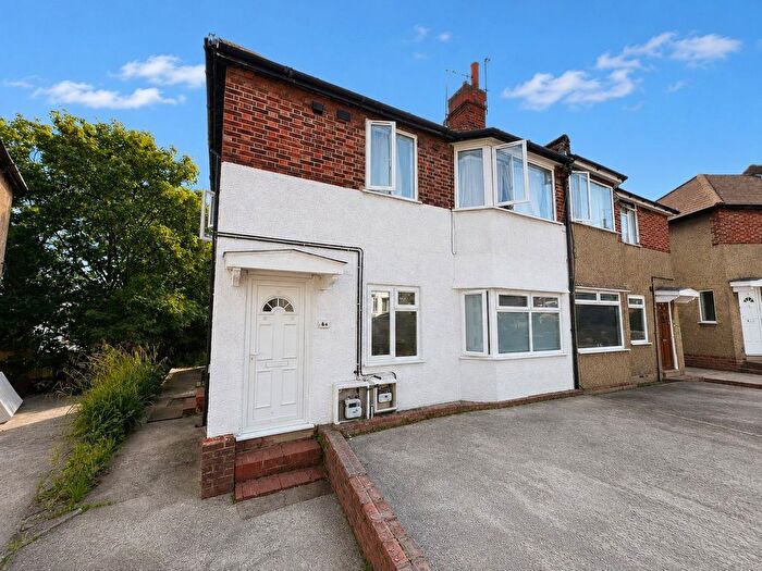 2 Bedroom Maisonette For Sale In Oakleigh Close, Whetstone, London, Greater London, N20