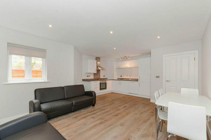 2 Bedroom Flat To Rent In Castlebar Road, Ealing, W5