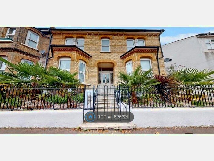 3 Bedroom Flat To Rent In Crystal Palace, London, SE19