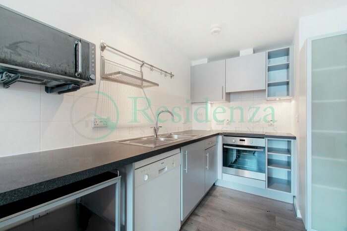 2 Bedroom Flat To Rent In The Downs, London, SW20