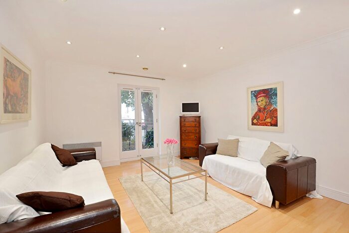 2 Bedroom Flat To Rent In Russell Road, Kensington And Chelsea, London, W14