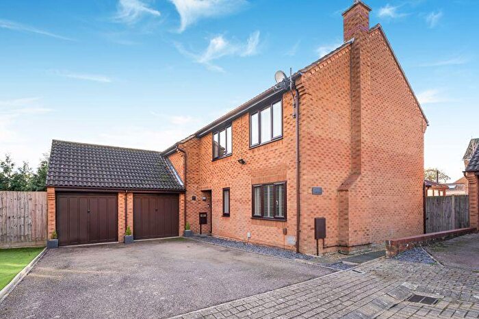 4 Bedroom Detached House For Sale In Thirsk Gardens, Milton Keynes, MK3