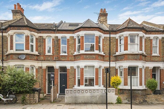 3 Bedroom Flat To Rent In Hubert Grove, Stockwell, SW9