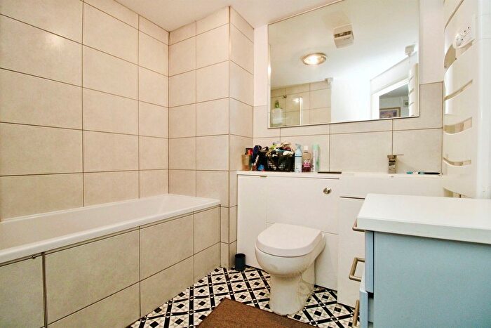 1 Bedroom Flat For Sale In Ffordd Garthorne, Cardiff, CF10