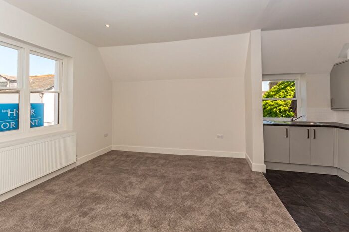 2 Bedroom Flat To Rent In High Street, Rottingdean, Brighton, BN2