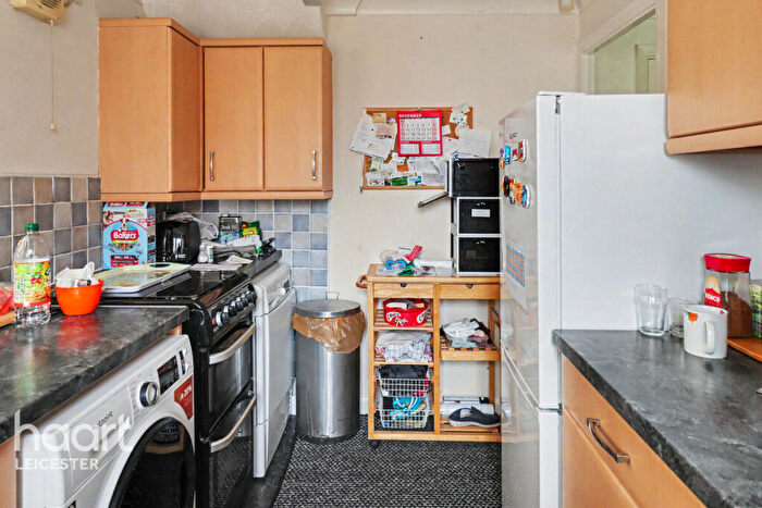 3 Bedroom Semi-Detached House For Sale In Chevin Avenue, Leicester, LE3