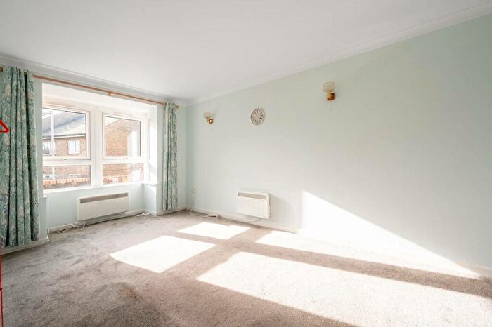 2 Bedroom Flat For Sale In Potters Lane, High Barnet, Barnet, EN5