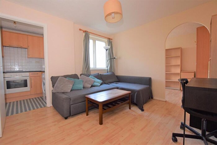 Flat To Rent In Taunton Drive, East Finchley, N2