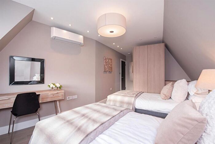 3 Bedroom Flat To Rent In Woodlands, Golders Green, NW11