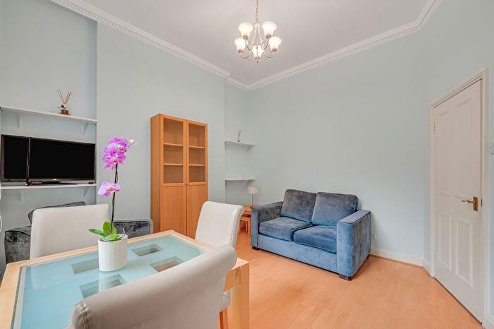 2 Bedroom Flat To Rent In Cambridge Gardens, London, W10