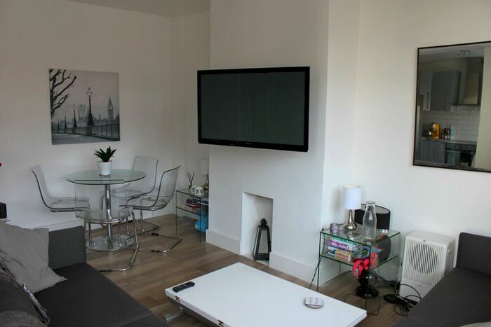 3 Bedroom Flat To Rent In Thurleigh Court, Nightingale Lane, London, SW12