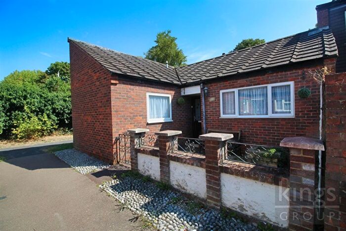 2 Bedroom Bungalow For Sale In Wheatcroft, Cheshunt, EN7