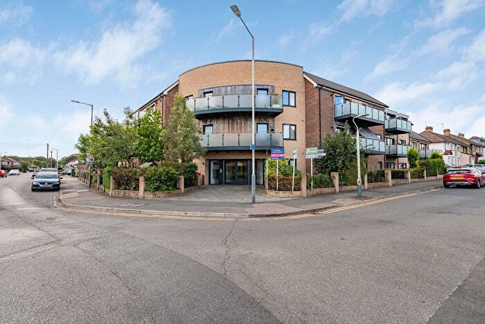 2 Bedroom Flat For Sale In Oakpoint Court, Sutton Court Road, Uxbridge, UB10