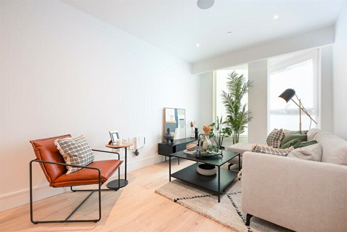 2 Bedroom Flat To Rent In Virginia House, Walton Street, HP21