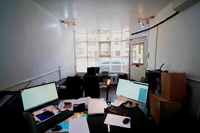 Flat To Rent In Liverpool Road, London, N1