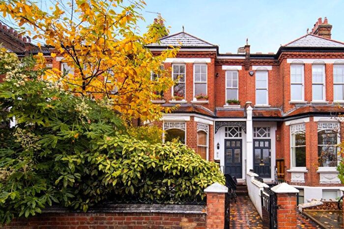 1 Bedroom Flat To Rent In Parkholme Road, Hackney, London, E8