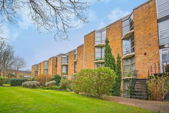 3 Bedroom Flat To Rent In Wellesley Road, London, W4