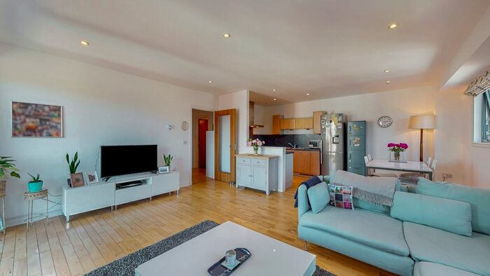 2 Bedroom Flat For Sale In Castlebank Drive, Glasgow, G11