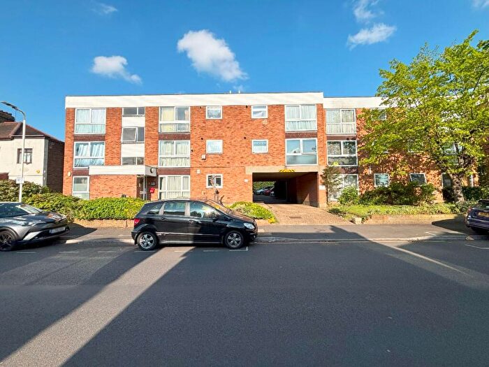 2 Bedroom Flat For Sale In Princes Road, Romford, RM1