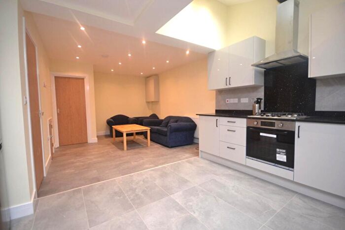 5 Bedroom Terraced House To Rent In De Beauvoir Road, Reading, RG1