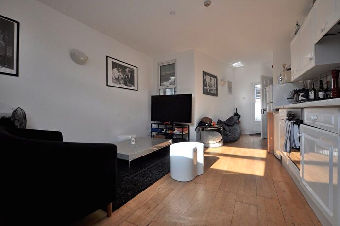 3 Bedroom Flat To Rent In Old Street, London, EC1V