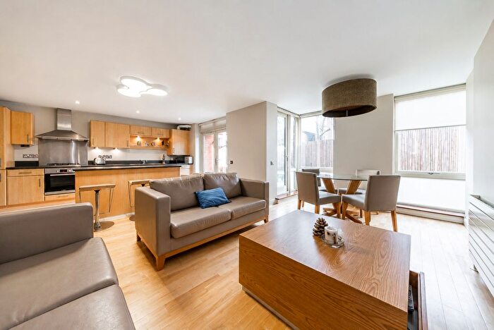 2 Bedroom Flat To Rent In Queensdale Crescent, London, W11
