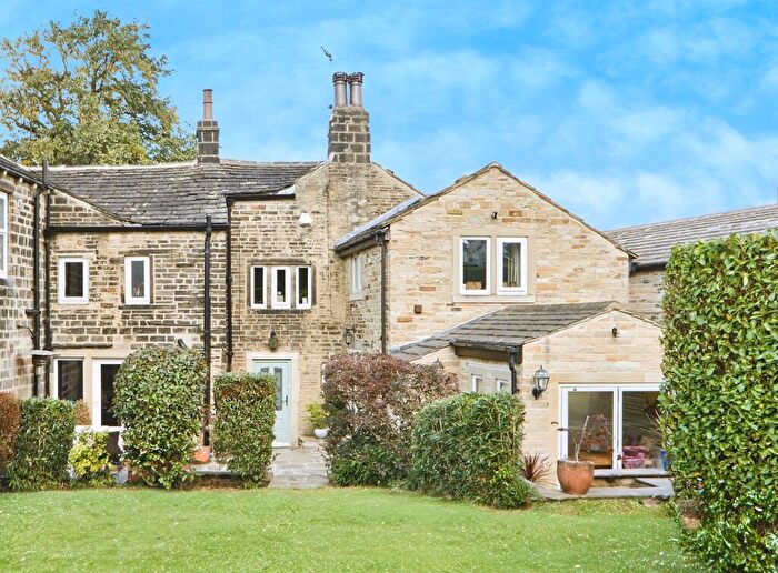 5 Bedroom Semi-Detached House For Sale In Mawcroft Close, Yeadon, Leeds, LS19