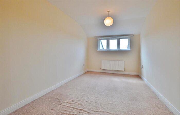 1 Bedroom Flat For Sale In Bells Hill Green, Stoke Poges, SL2