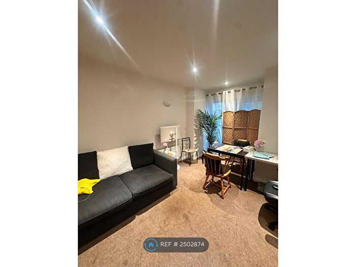 1 Bedroom Flat To Rent In Clifden Road, Twickenham, TW1
