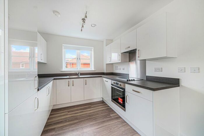 2 Bedroom Flat To Rent In Electric Close, Godalming, GU7