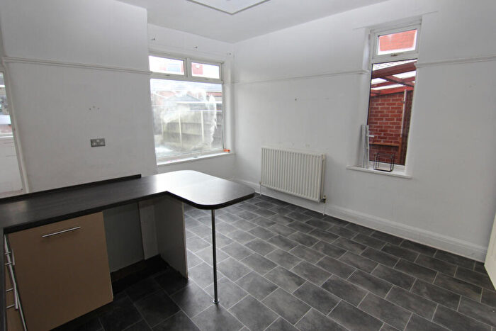 3 Bedroom Semi-Detached House To Rent In Manchester Road, Audenshaw, M34