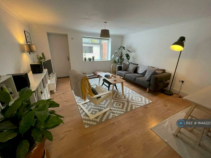 2 Bedroom Flat To Rent In High Street, Alton, GU34