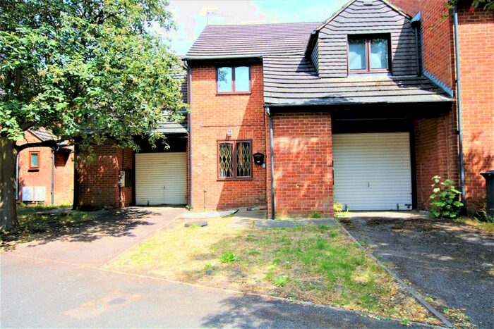 5 Bedroom House To Rent In Wheatley Close, Hendon, NW4