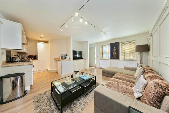 2 Bedroom Flat To Rent In Strathmore Road, Teddington TW11